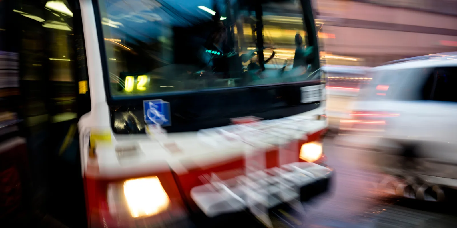 Autobús urbano de TUSSAM en una parada del centro de Sevilla con el panel de líneas